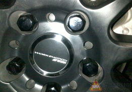 升级座驾细节 2012款爱车新轮毂盖与锻造防盗螺丝的完美搭配